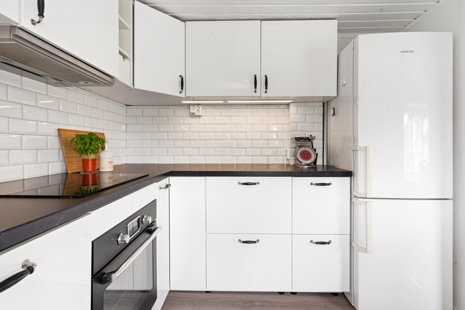 De stilrene metroflisene letter renholdet på kjøkkenet Galleribilde