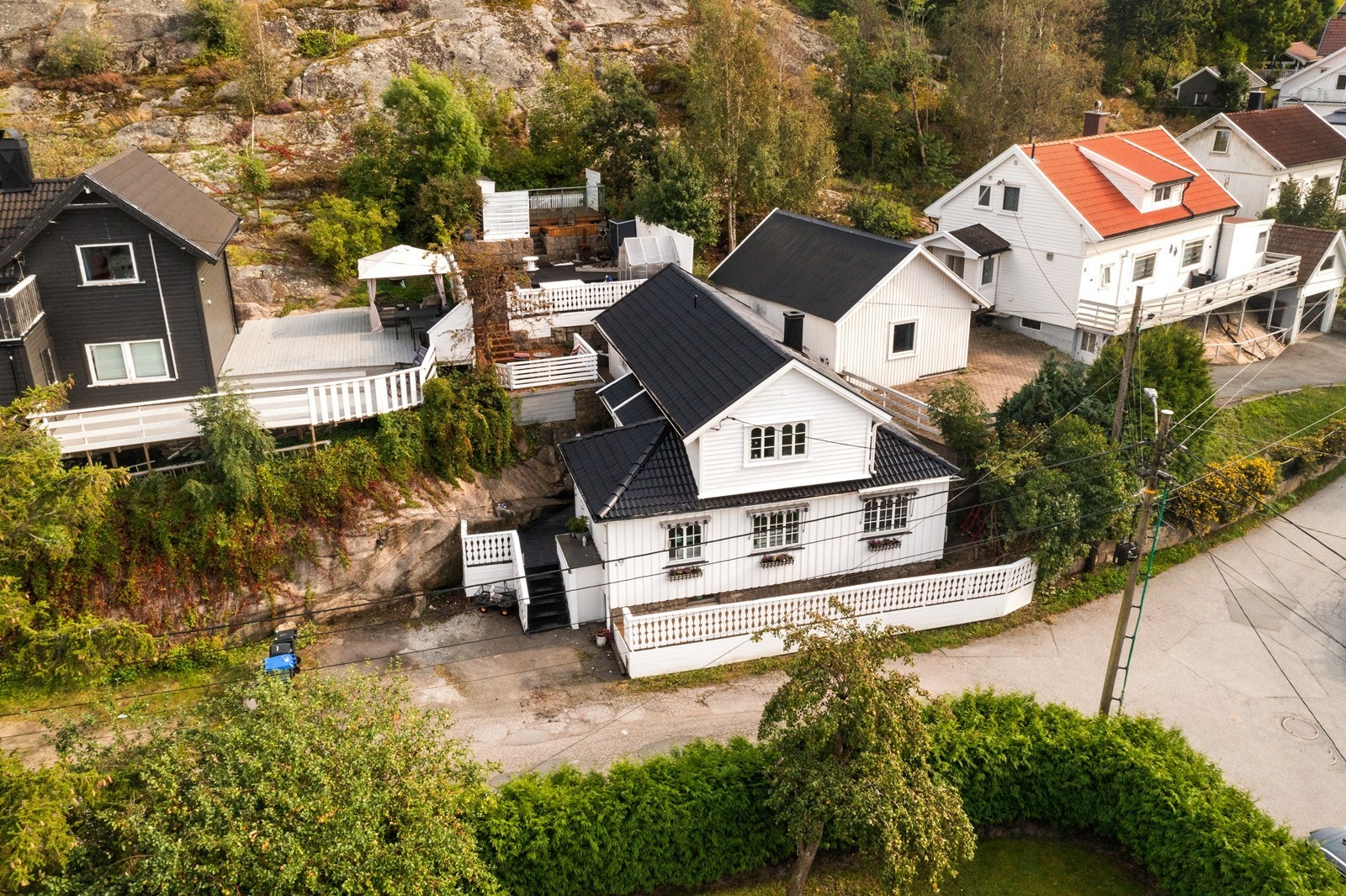 Dette er en enebolig over 2 plan med flott, skjermet bakgård Galleribilde