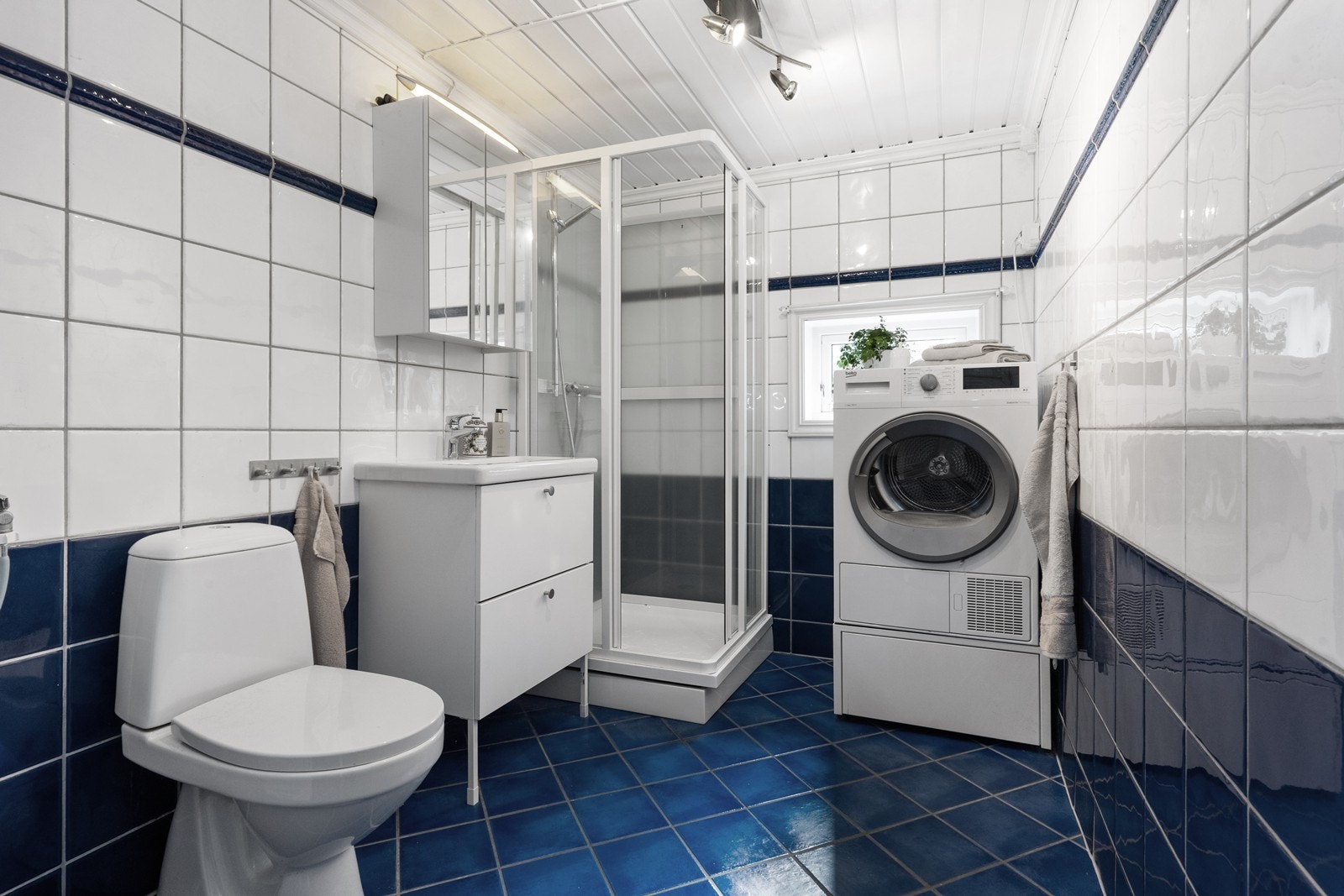 Pent innredet bad med ny servantinnredning og dusjkabinett (2025) Galleribilde