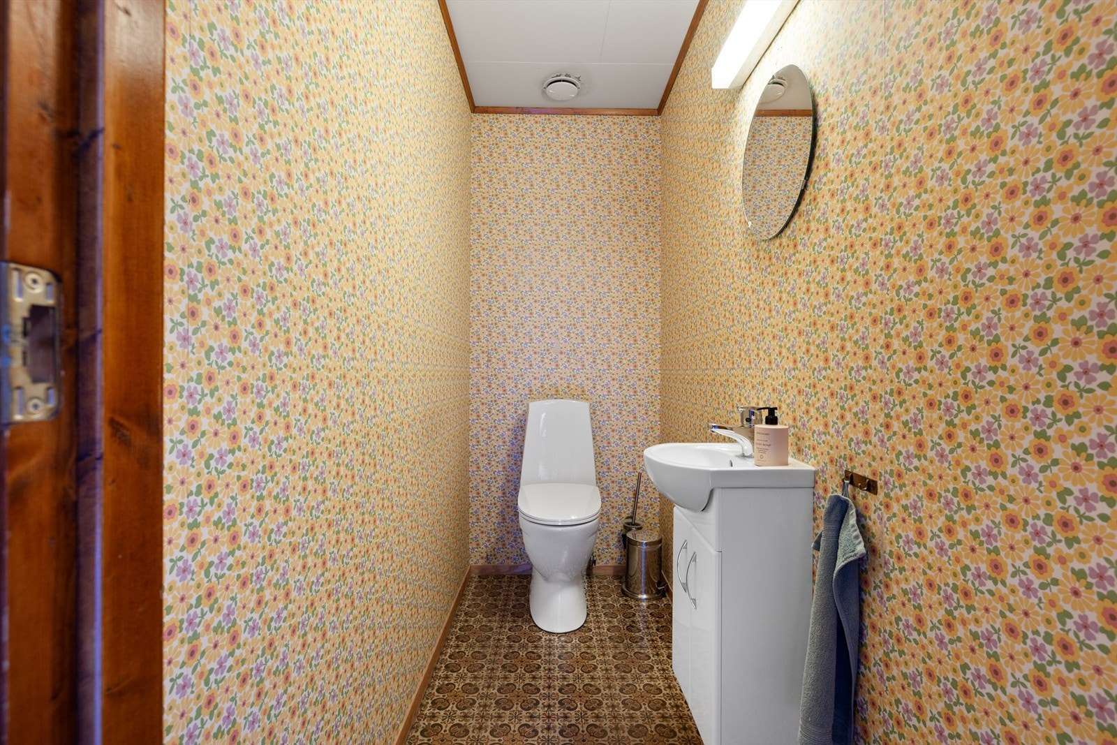 Toalettrom med servantinnredning og toalett. Galleribilde