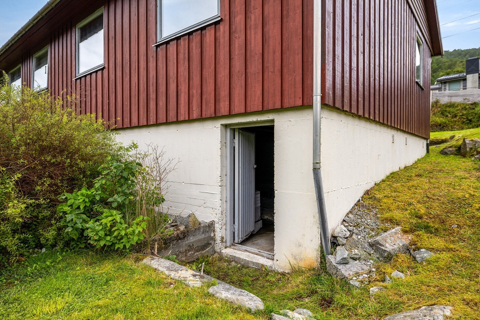 Fra hagen kommer du til krypkjeller. Galleribilde