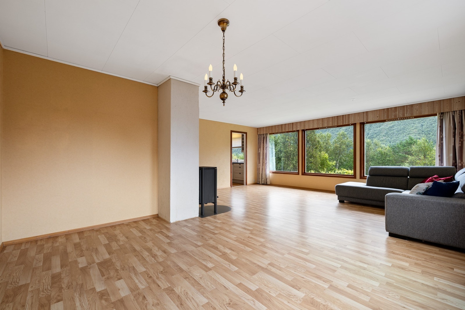 Lys og åpen stue med store vindusflater som gir mye naturlig lysinnslipp. Galleribilde