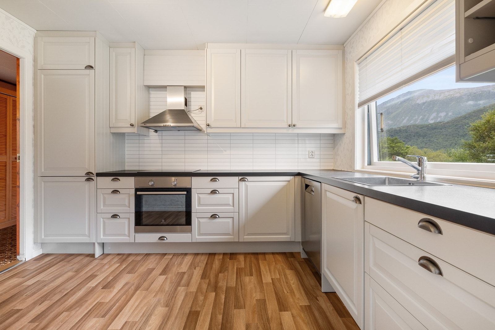 Kjøkkenet har kjøkkeninnredning fra Epoq ny i 2017. Galleribilde