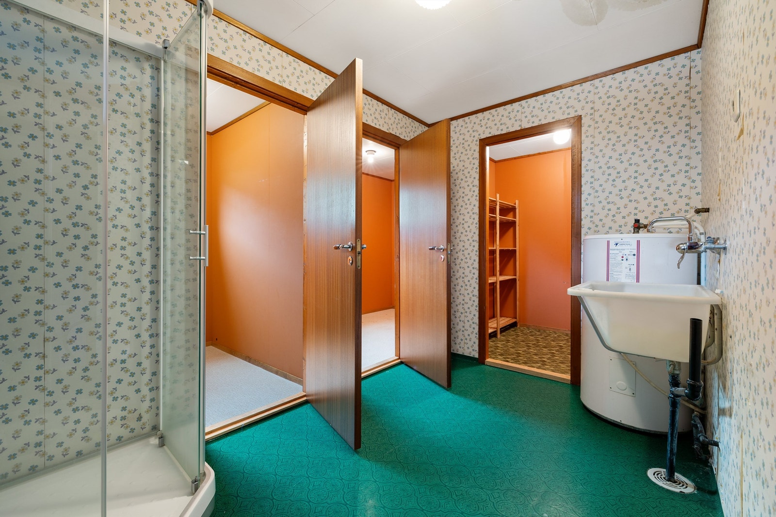 Boligen har et stort vaskerom og 3 store boder som gir mye oppbevaringsmuligheter. Galleribilde