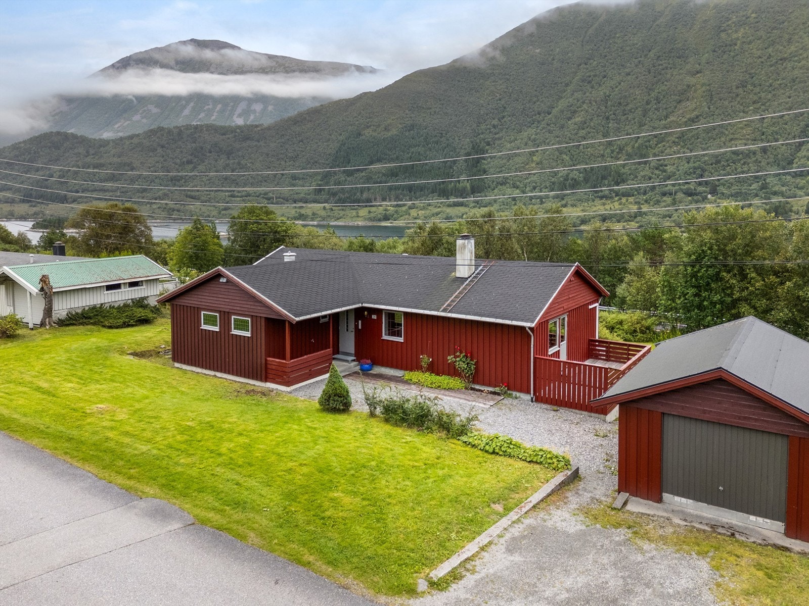 Eiendommen har flott tomt med mye hageareal og frittstående garasje. Galleribilde