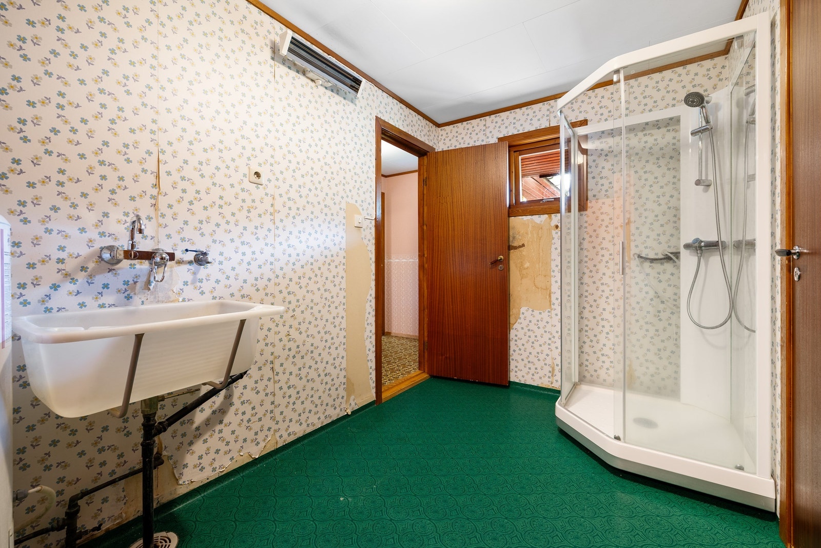 Vaskerommet er utstyrt med dusjkabinett, utslagsvask og varmtvannstank. Galleribilde