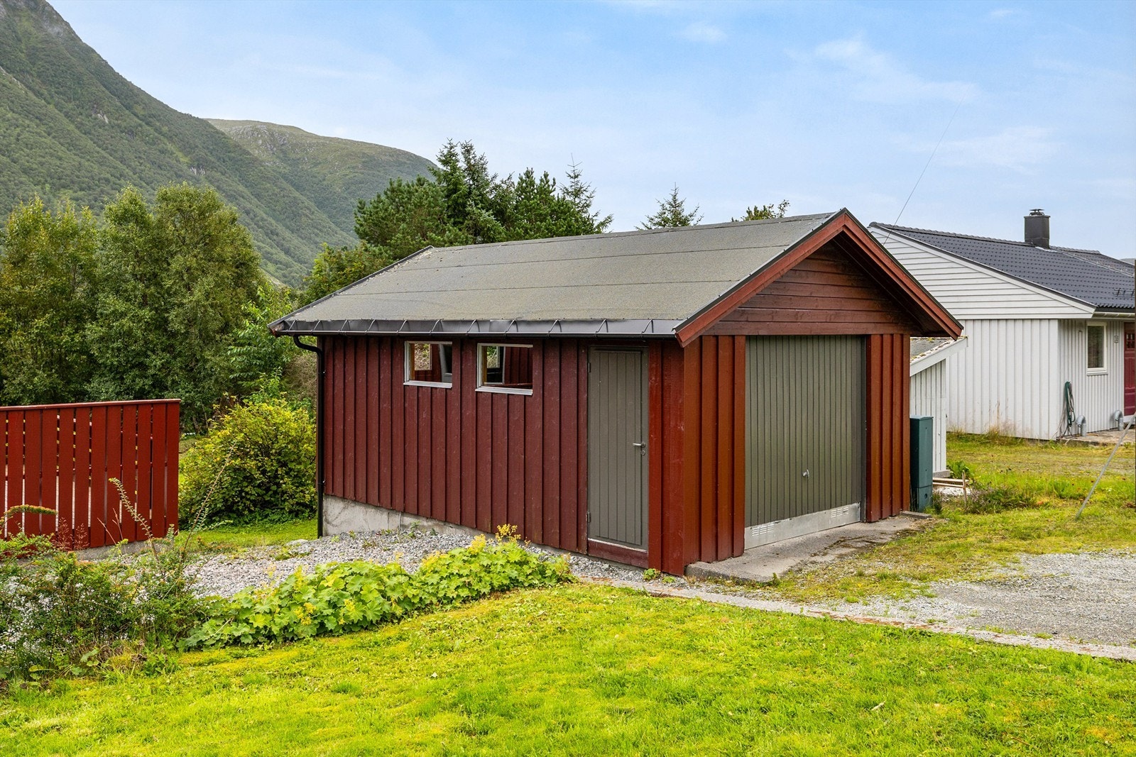 Frittliggende garasje. Galleribilde