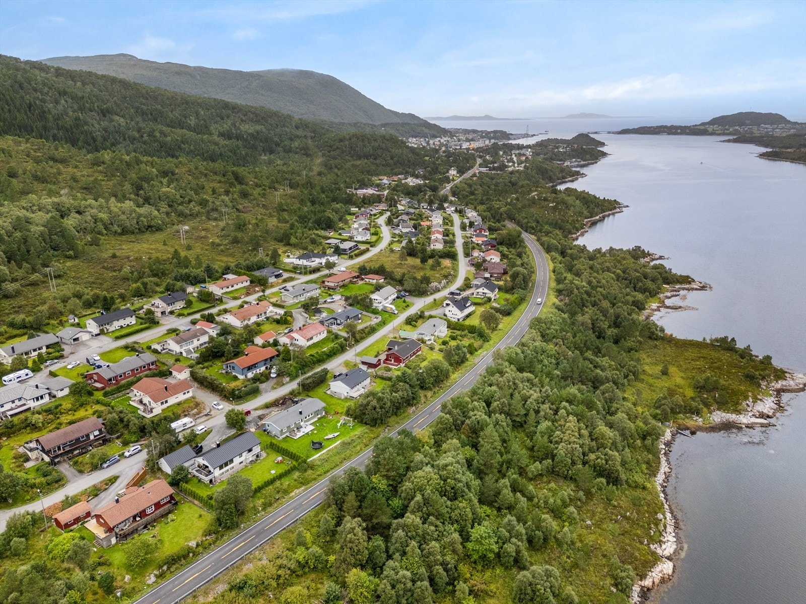 Fra eiendommen er det bare en liten kjøretur inn til Brattvåg sentrum. Galleribilde