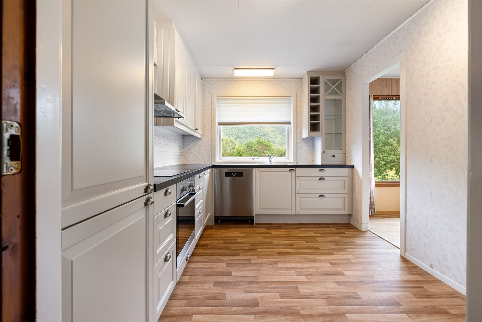 Innredningen har integrert platetopp, komfyr og kjøle-/fryseskap. Galleribilde