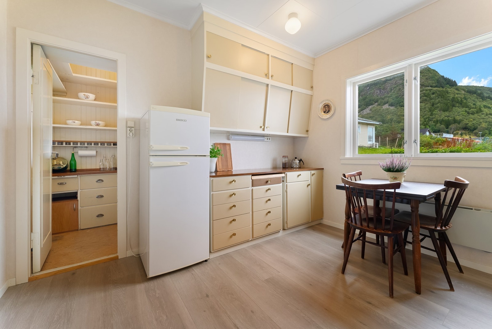 Kjøkken med dør inn til grovkjøkken. Galleribilde