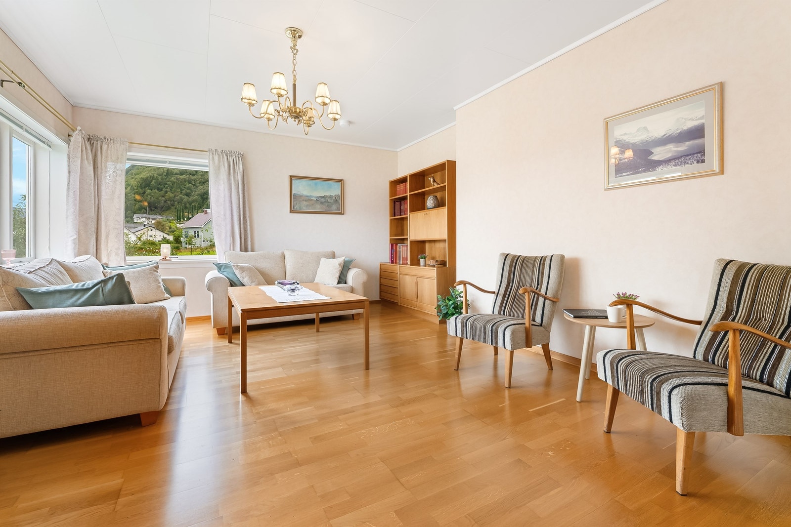 Romslig stue med flere soner. Galleribilde