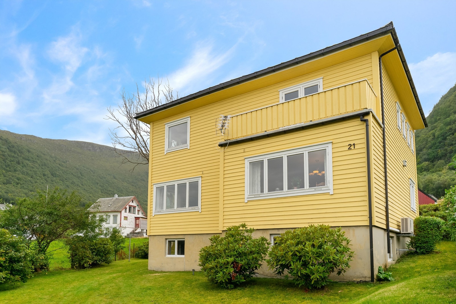 Enebolig beliggende i flotte omgivelser i Brandal. Galleribilde