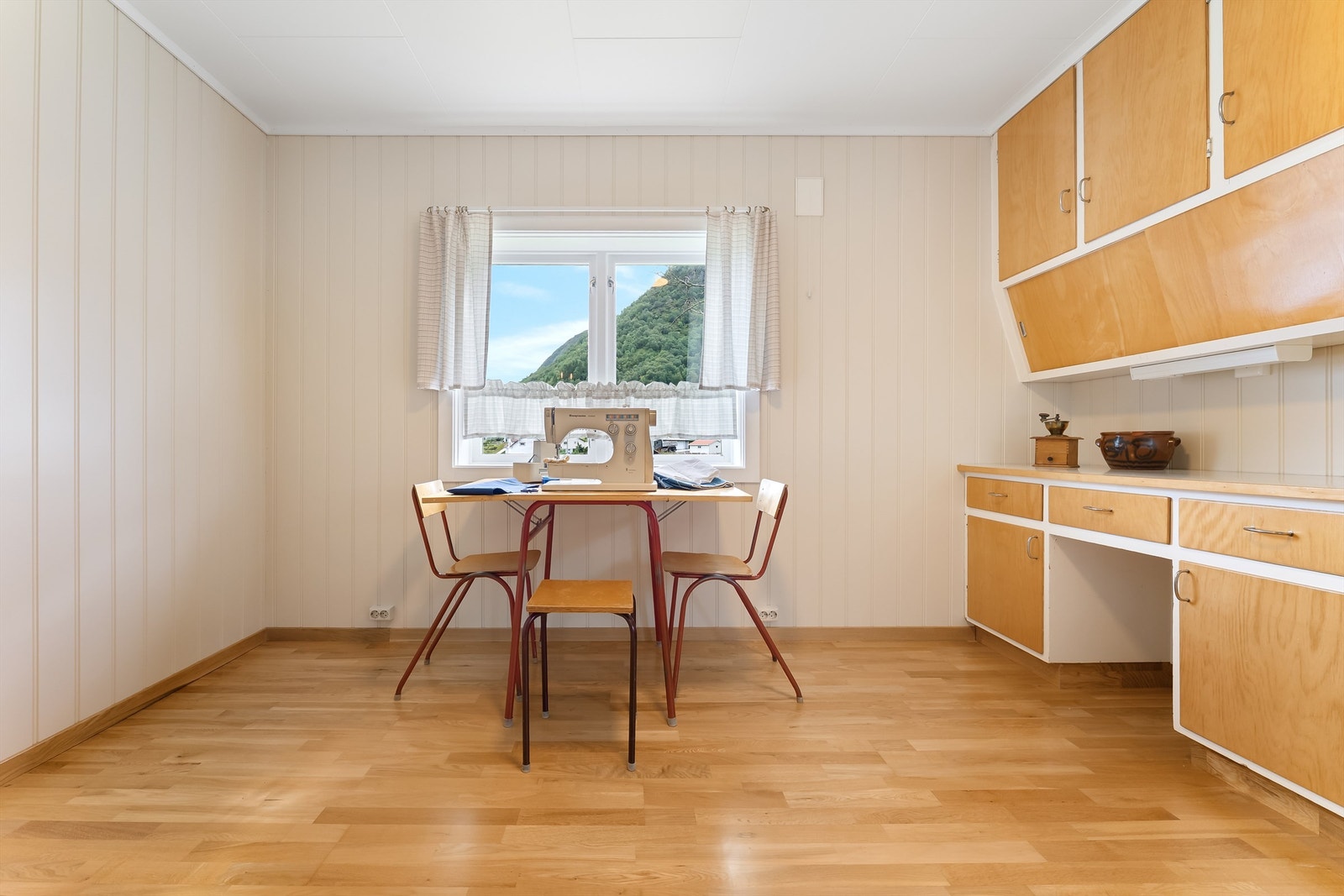 Rom på loftet med kjøkkeninnredning. Galleribilde