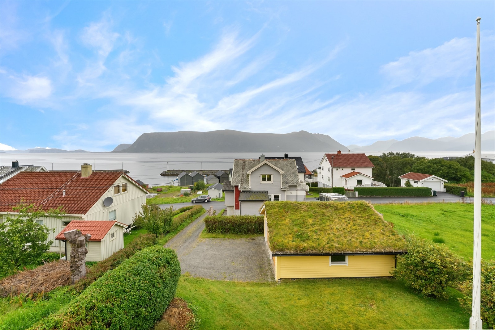 Nydelig utsikt mot fjord og fjell. Solvendt. Galleribilde