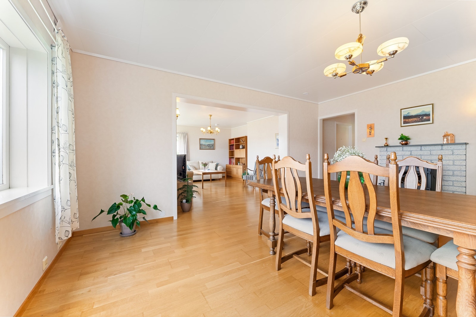 Spisestue med ildsted. Galleribilde