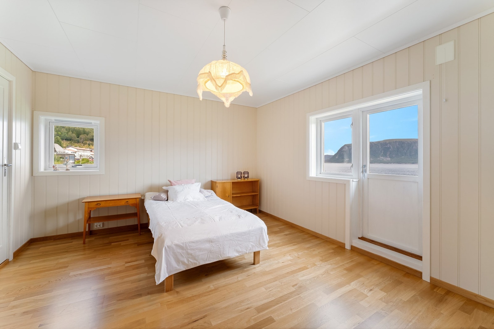 Soverom 3. Her er det dør ut til balkong med nydelig utsikt. Galleribilde