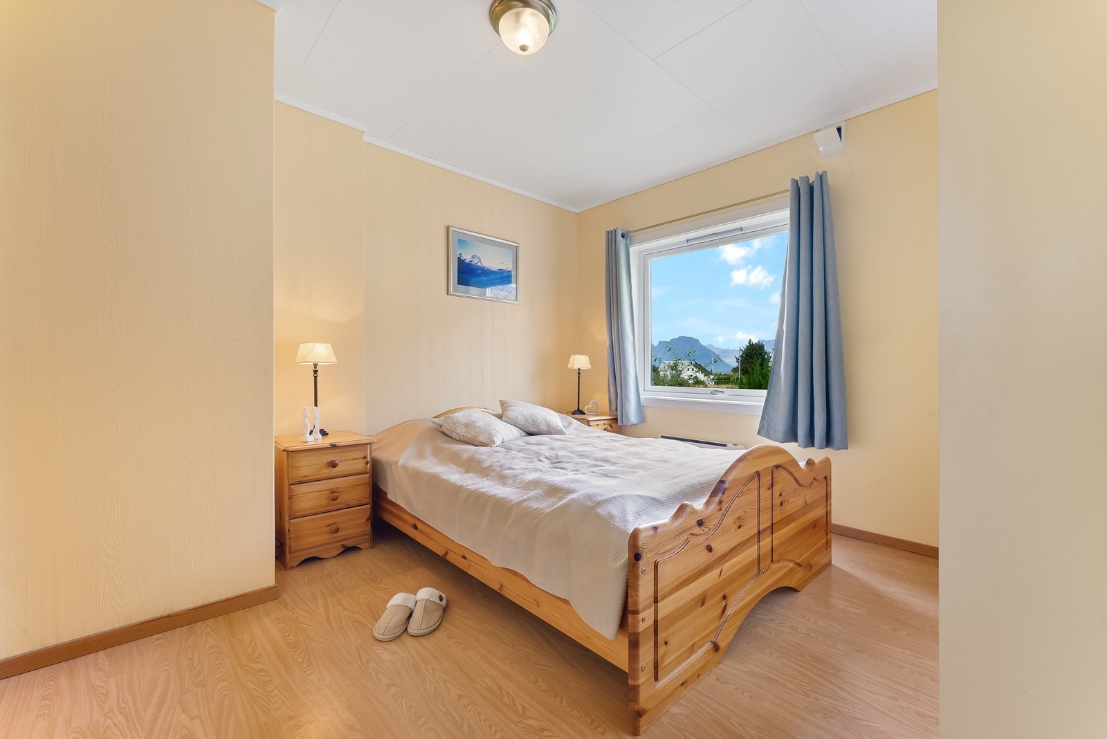 Soverom 1. Soverommet ligger i hovedetasjen. Galleribilde