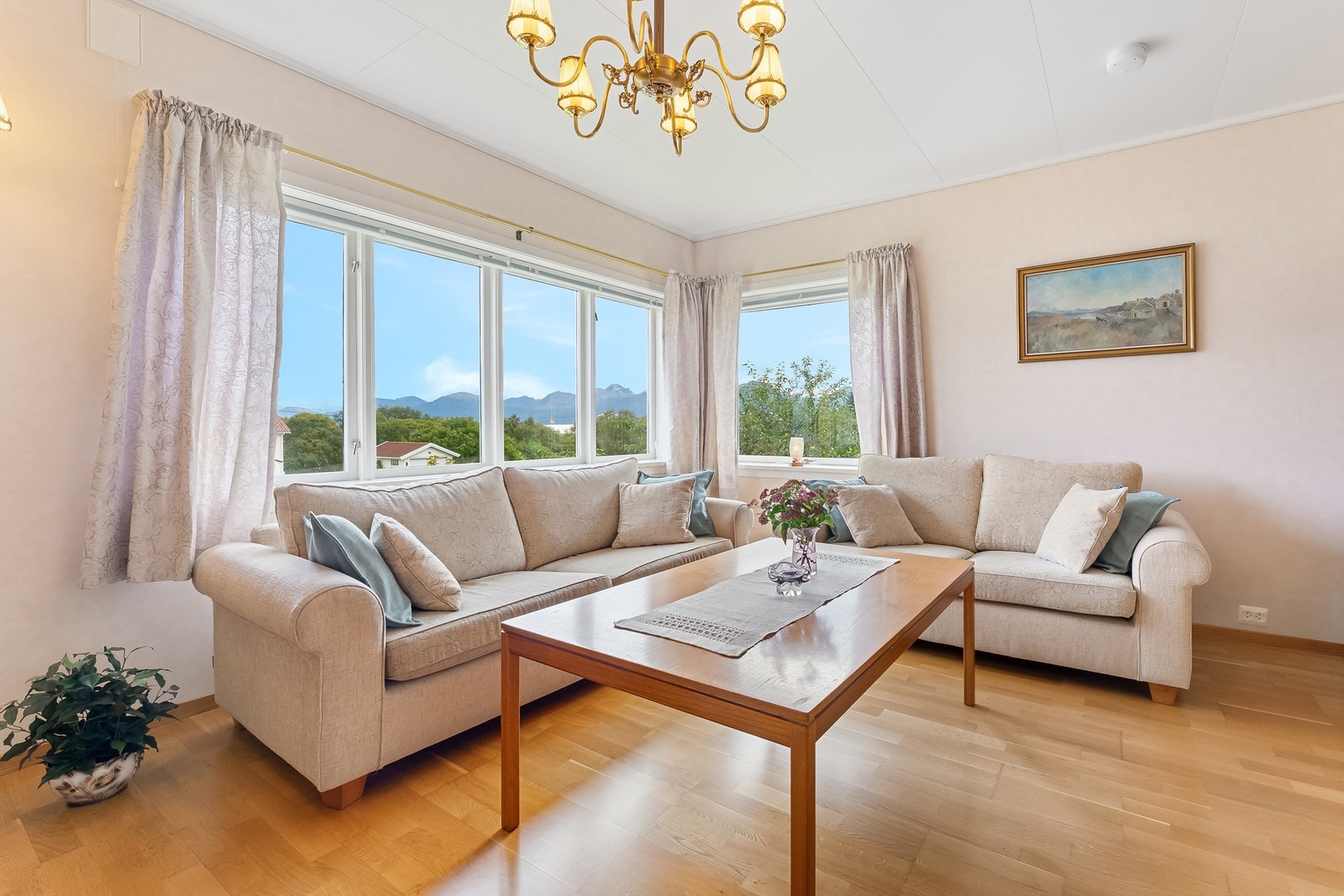 Her er det god plass til stor sofegruppe. Galleribilde