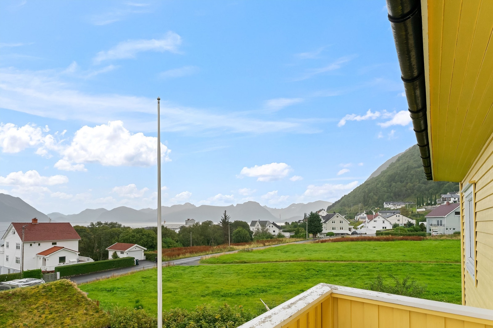 I Brandal er det Ishavsmuseum, Friskole med SFO, badestrand og fine turmuligheter. Kort vei til Hareid sentrum. Galleribilde