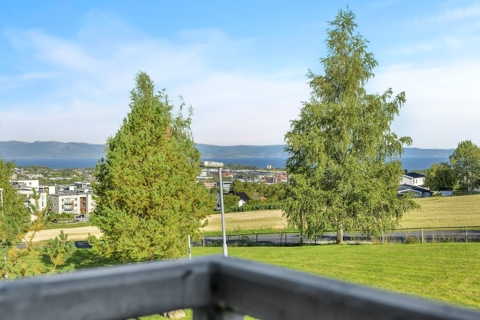 Flott utsikt ut mot fjorden og Fosenalpene i horisonten. Galleribilde