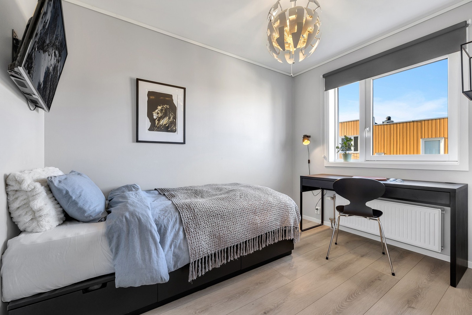 Soverom 3 er på ca. 7 kvm. Rommet er malt i tidsrike fargetoner med plass til dobbeltseng. Galleribilde