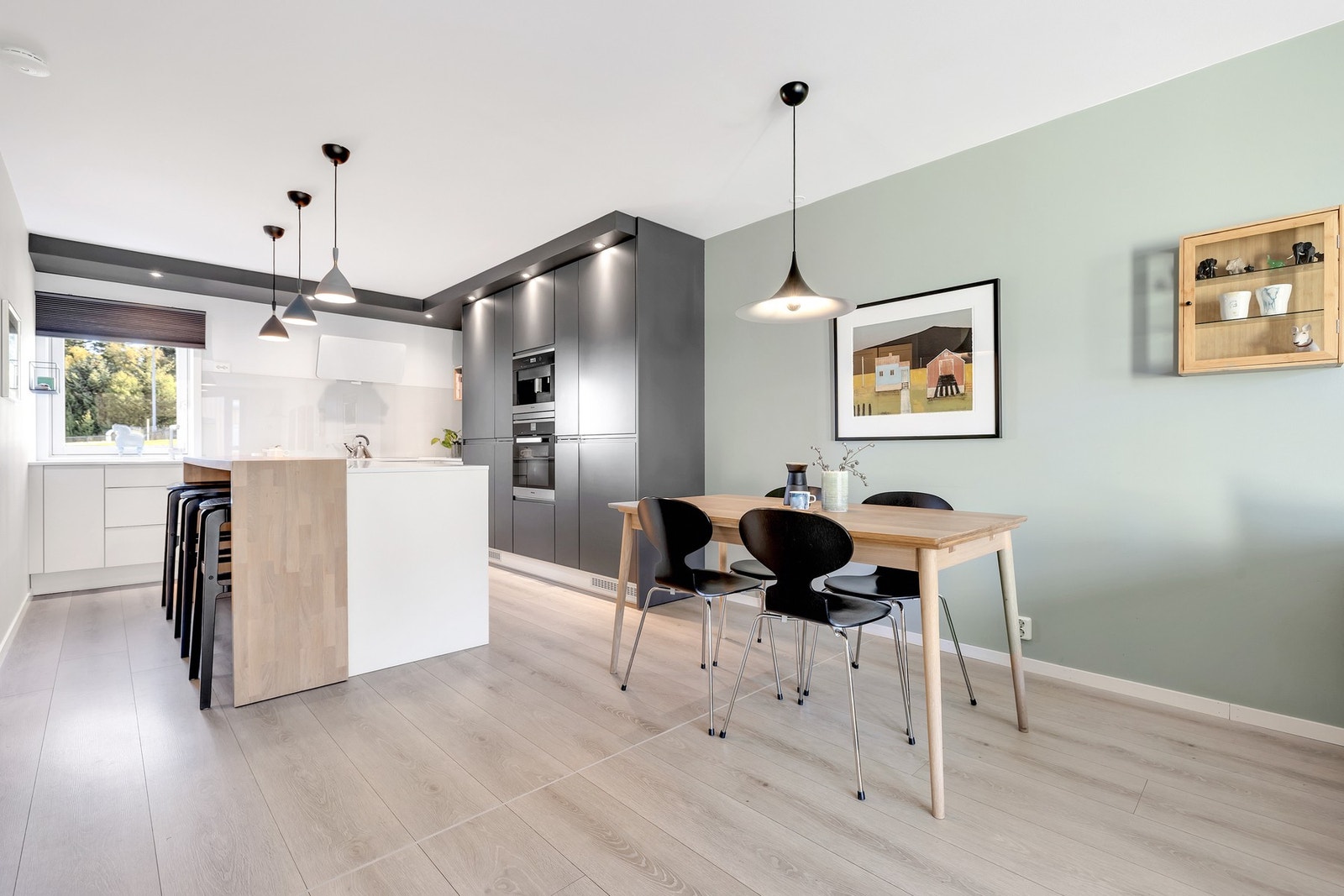 Spisebordet finner sin naturlige plass i overgangen mellom stuen og kjøkkenet. Galleribilde