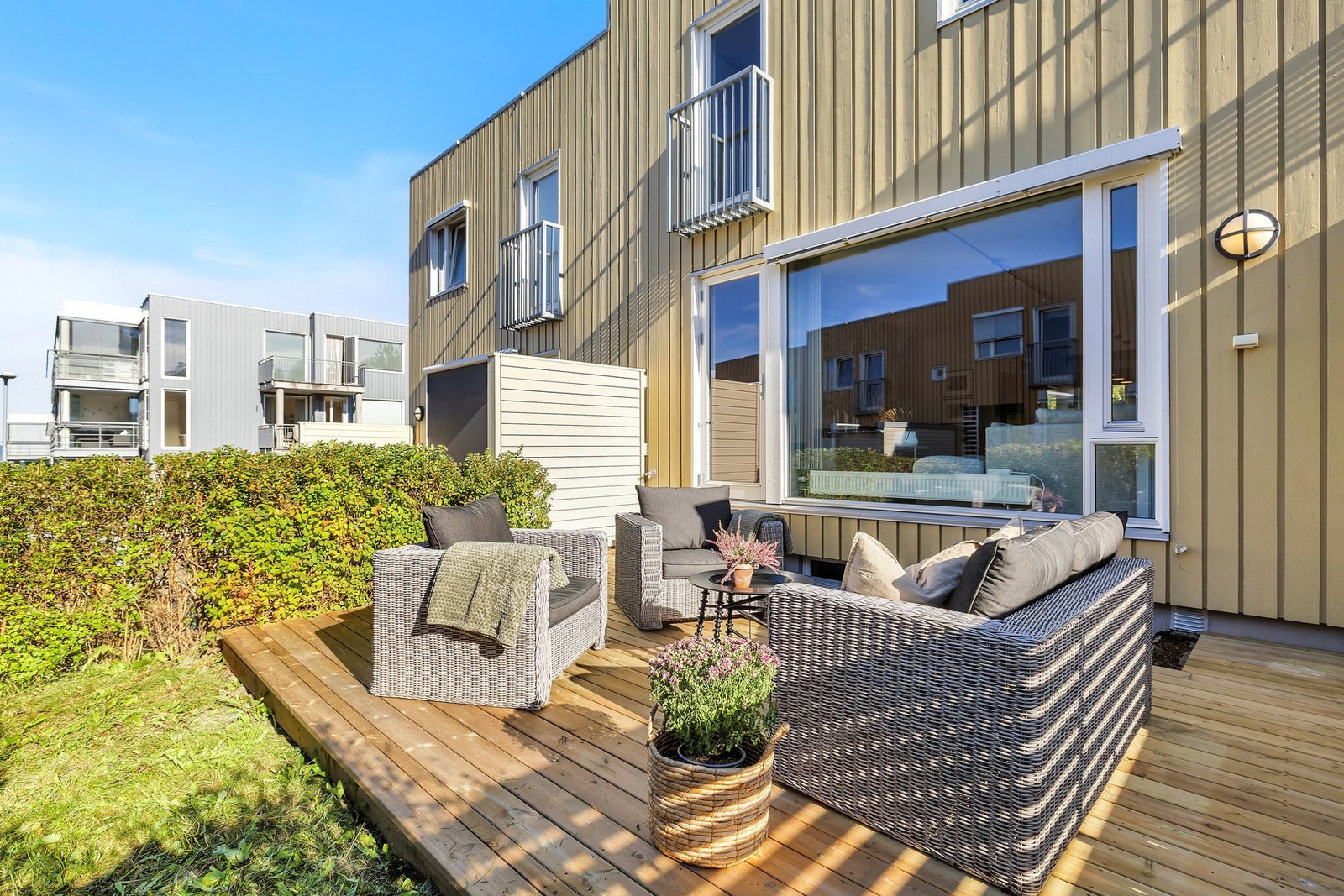 God plass til utemøblement og grill. Solen nyter du fra fra ca. 12:00 til 22:00 på sommerstid. Galleribilde