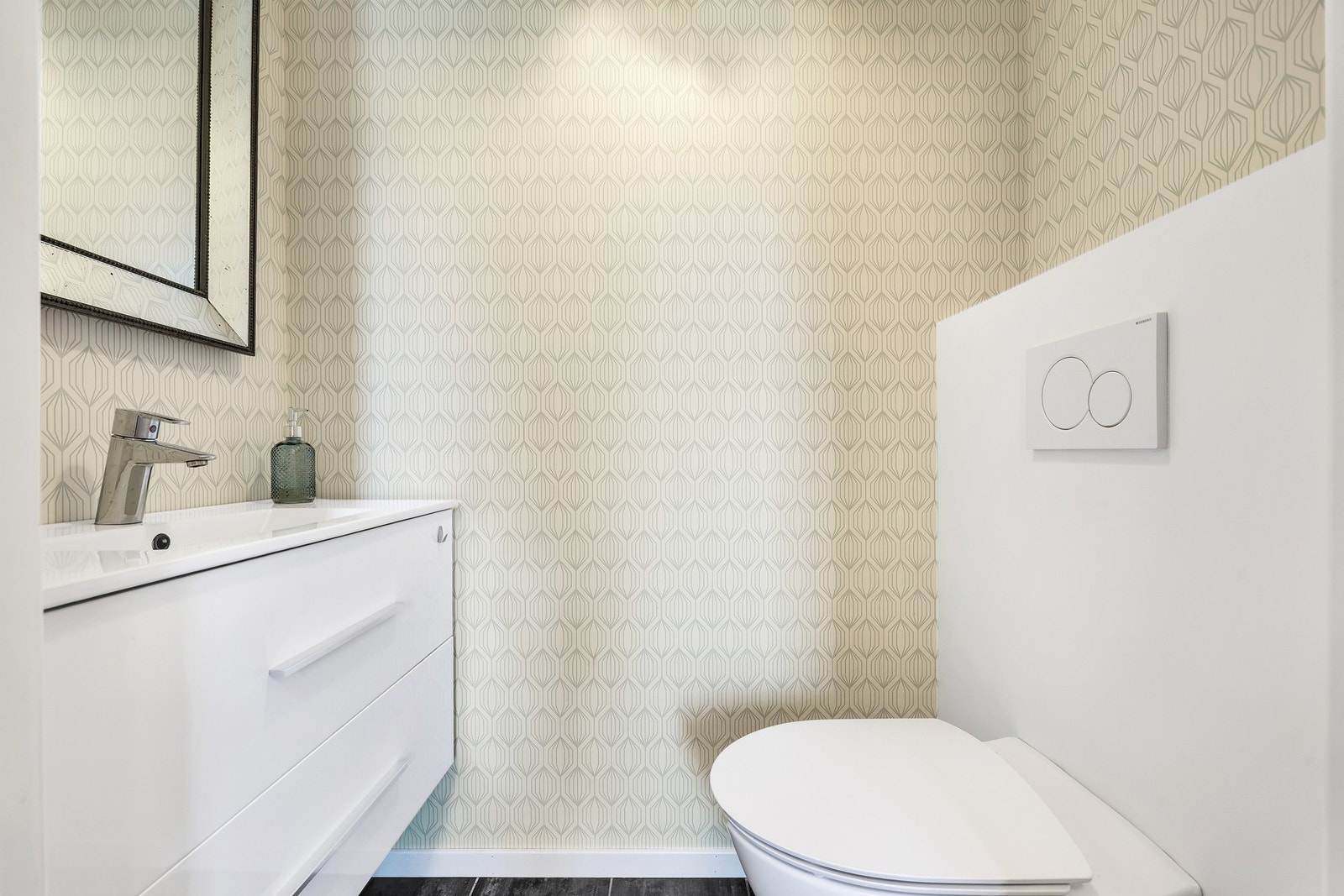 Praktisk toalettrom i tilknytning til inngangspartiet (oppusset 2018). Galleribilde