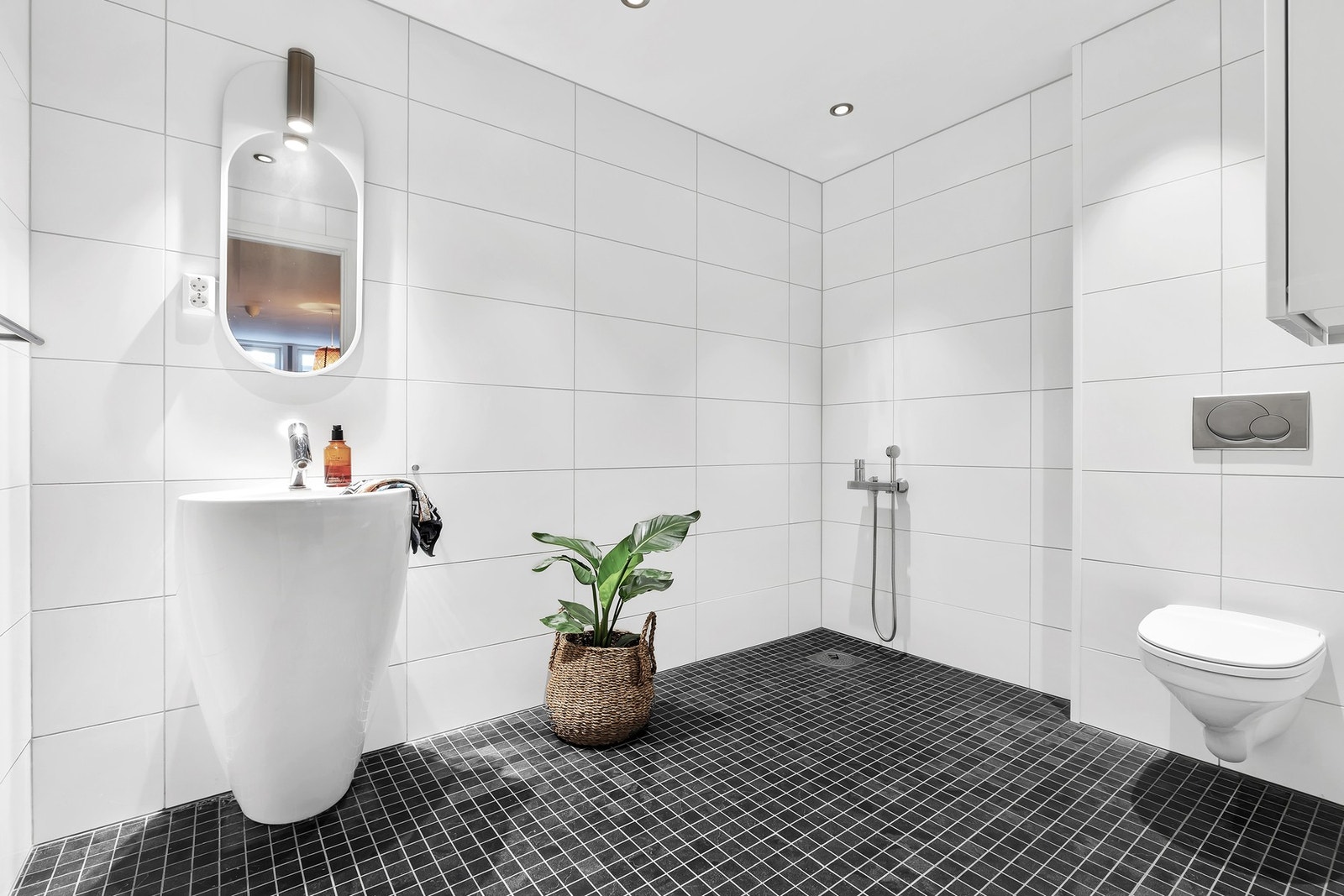 Badet i kjelleren er fra 2010 og er flislagt med vegghengt WC og dusjhjørne. Galleribilde