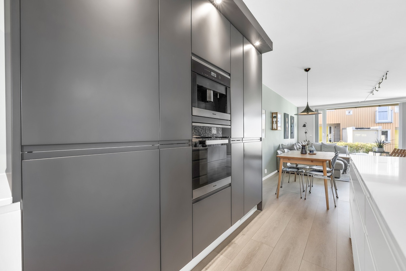 Flott Symphony-kjøkken fra 2018 med mye skap- og benkeplass, samt hvitevarer fra bl.a Miele. Galleribilde