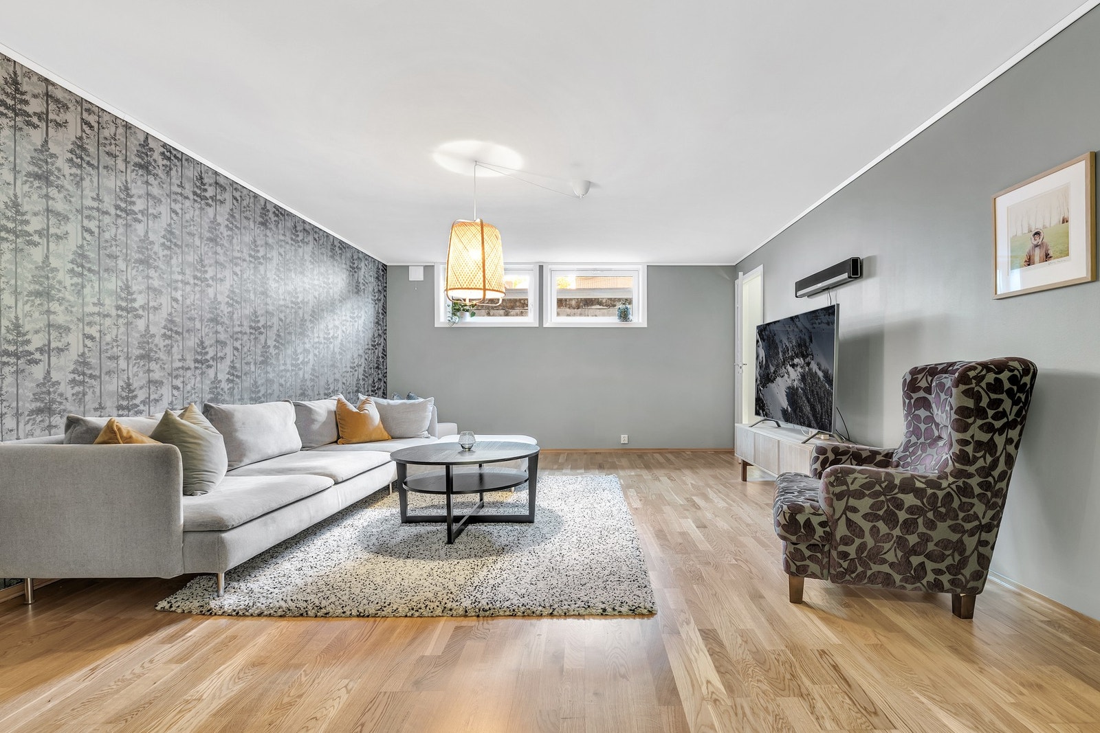 Hele kjelleretasjen har vannbåren varme i gulv. Galleribilde