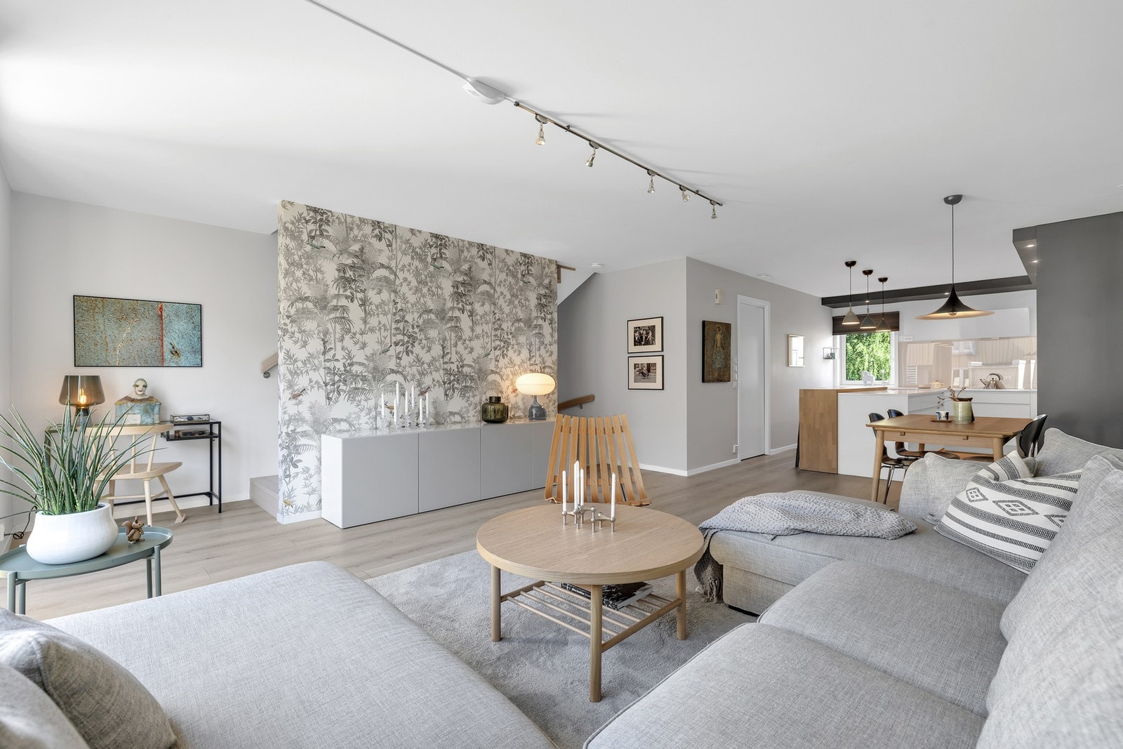 Boligen ble bygget i 2006, og har en rekke moderne og praktiske løsninger. Vannbåren varme gir en lun og energieffektiv oppvarming. Galleribilde