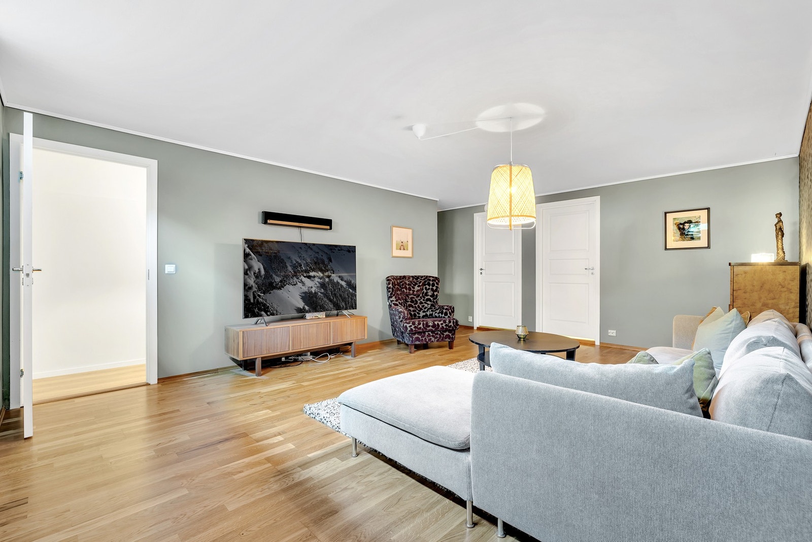 Underetasjen er innredet som kjellerstue på 27 kvm. Det gjøres oppmerksom på at rommet ikke er omsøkt hos kommunen. Galleribilde