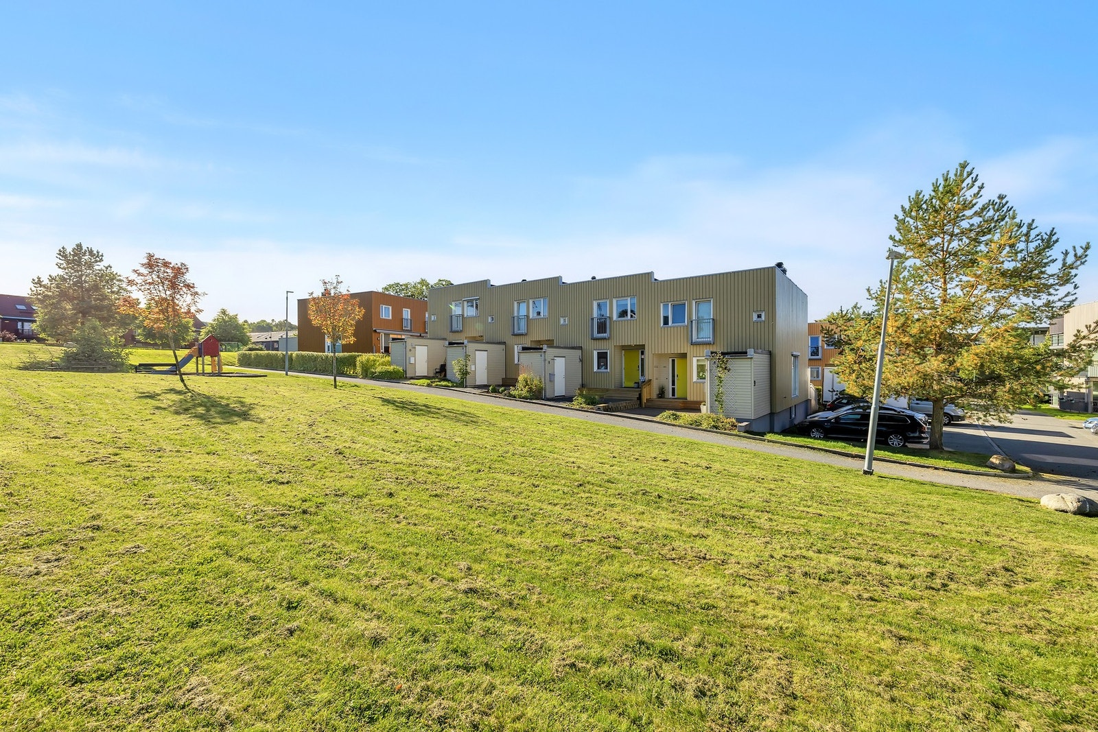 EiendomsMegler 1 v/Frank Robert Bae har gleden av å presentere et flott rekkehus beliggende på Angelltrøa/Granåslia. Galleribilde