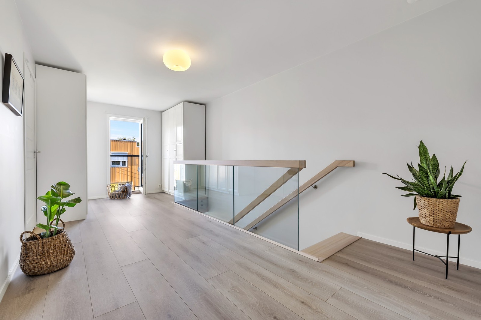 Nye trapper i hele huset. Mulig å etablere et fjerde soverom i del mot franskbalkong, konfr. megler. Galleribilde