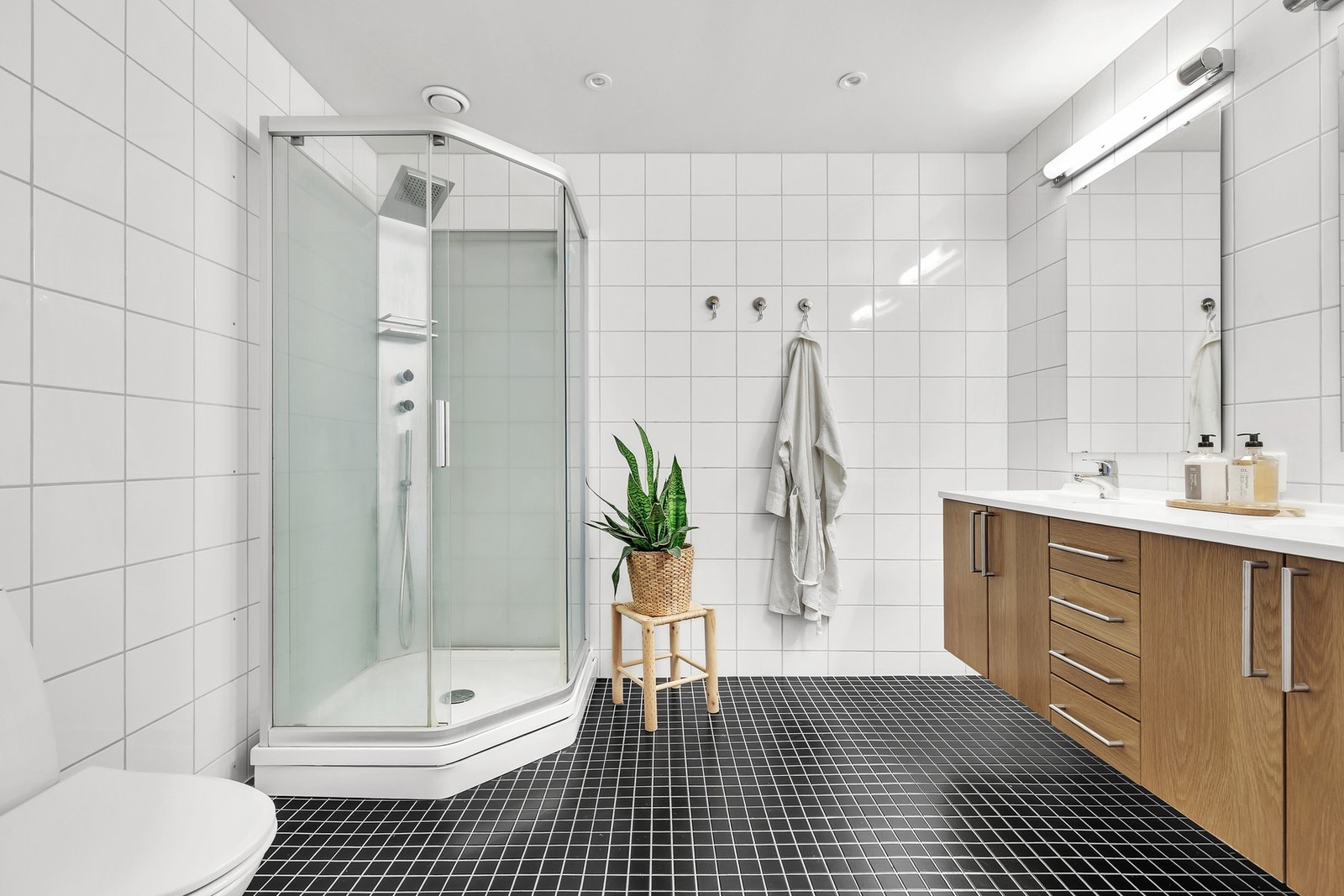 Flislagt bad i 2. etasje på hele 6,5 kvm med dusjkabinett, stor dobbelservant og varmekabler i gulv. Galleribilde