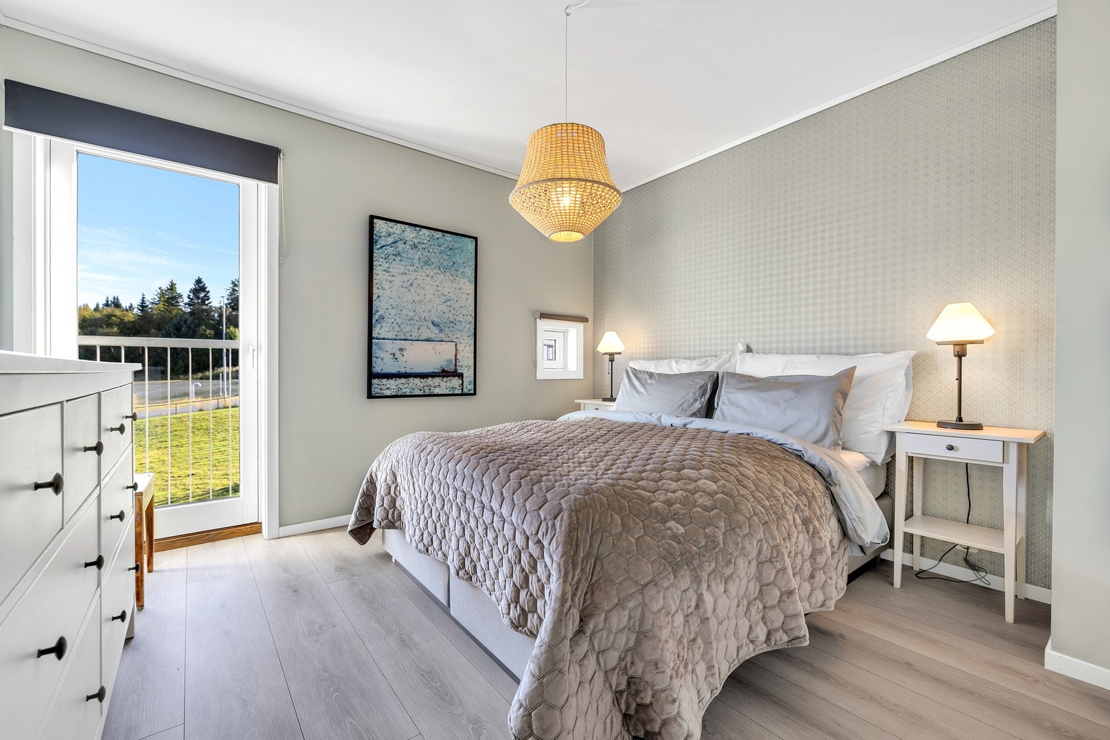 Hovedsoverommet er på ca. 12,5 kvm med god plass til dobbeltseng og garderobeløsning. Galleribilde