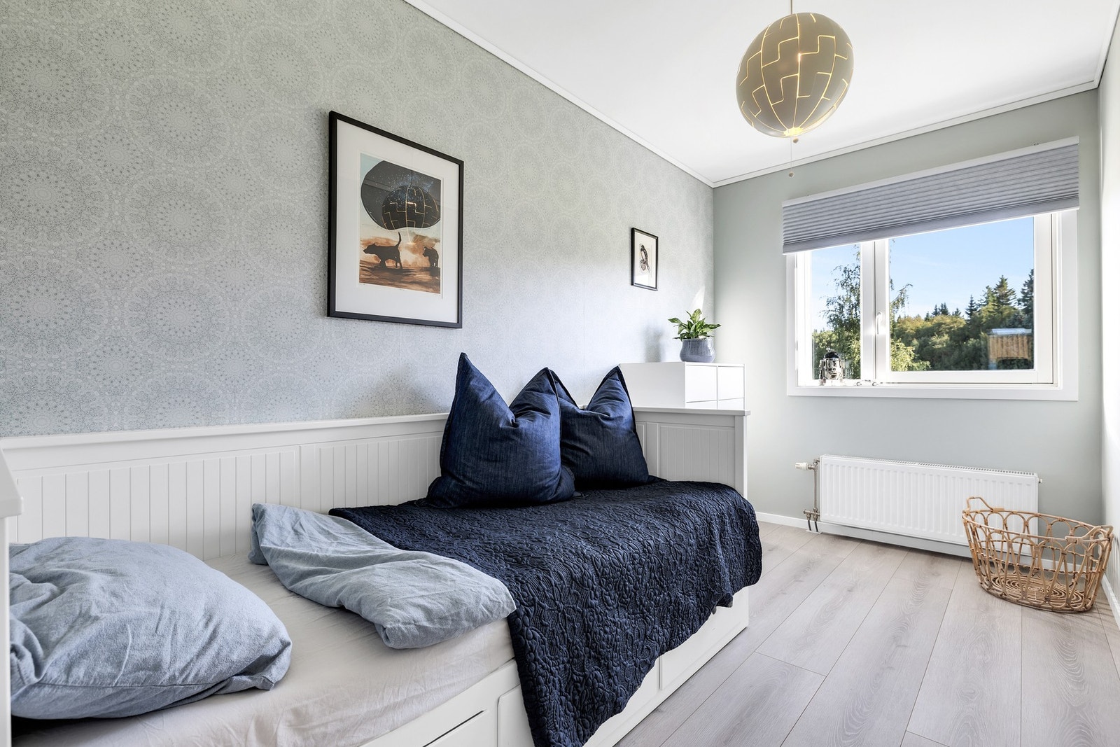 Soverom 2 passer ypperlig som gjesterom/barnerom, også her er det plass til dobbeltseng. Galleribilde