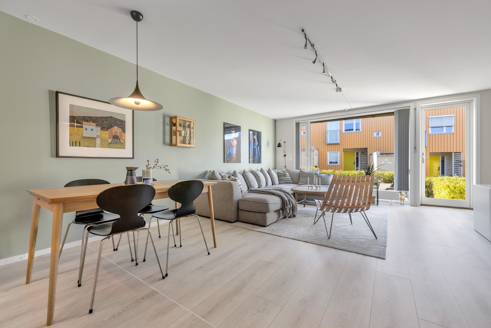 Store vindusflater fra gulv til tak er en gjenganger i boligen, og sammen med en god takhøyde bidrar dette til boligens lette og luftige atmosfære. Galleribilde