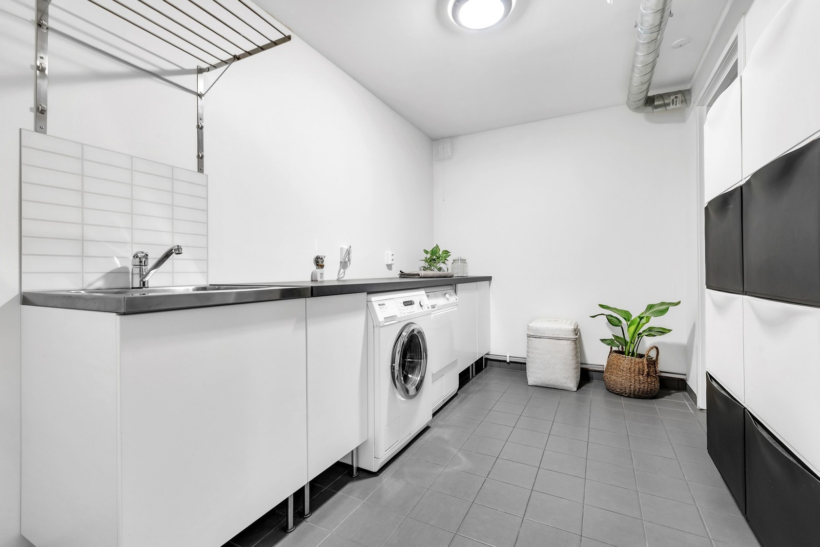 Boligens vaskerom ligger også i underetasjen. Rommet er på hele 7,5 kvm, så her har du rikelig med plass vaskemaskin, tørketrommel og div. oppbevaring. Galleribilde