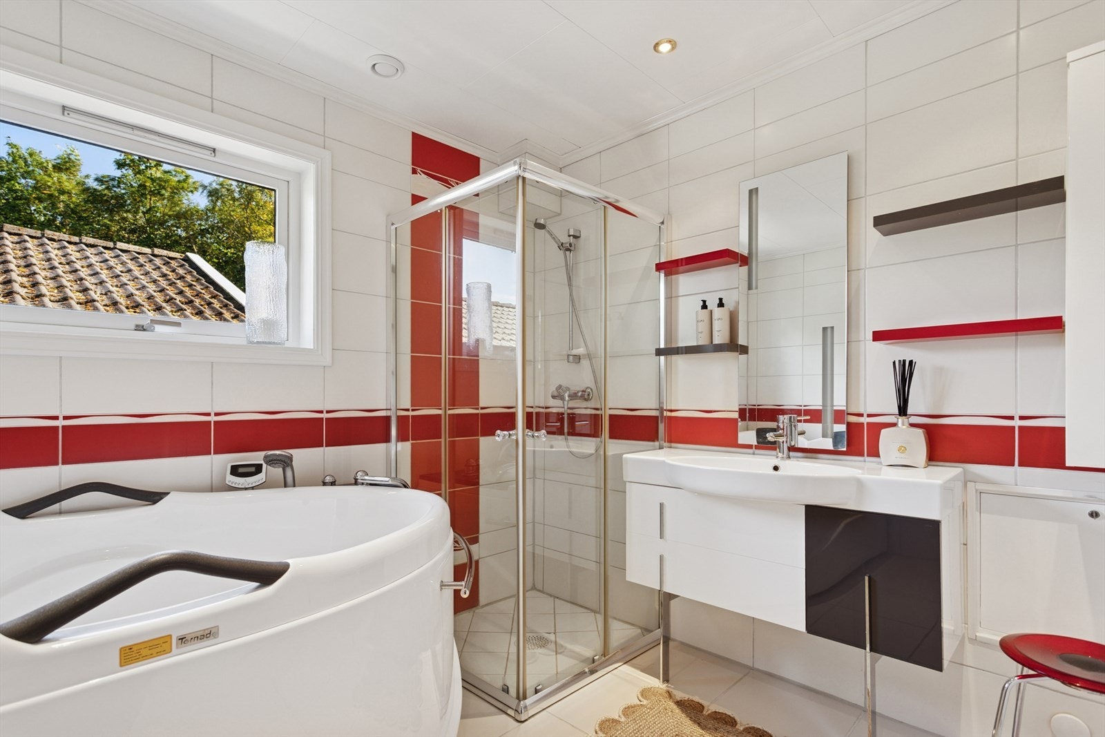 Badet er på 7,5kvm med downlights i tak, veggmontert wc og varmekabler i gulv. Galleribilde