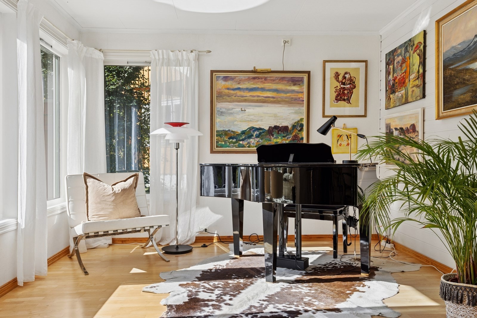 Det totale arealet for stue og kjøkken utgjør ca. 67 kvm. God plass til venner og familie. Galleribilde