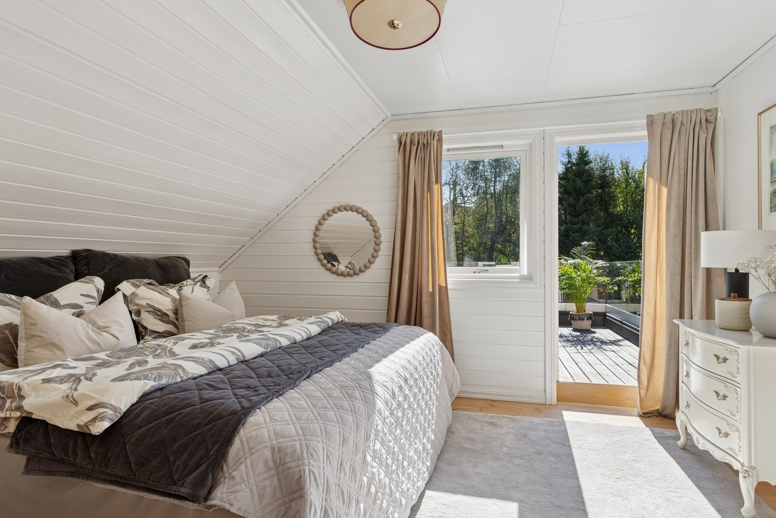 Dette soverommet er på 11kvm og har utgang til boligens takterrasse. Galleribilde