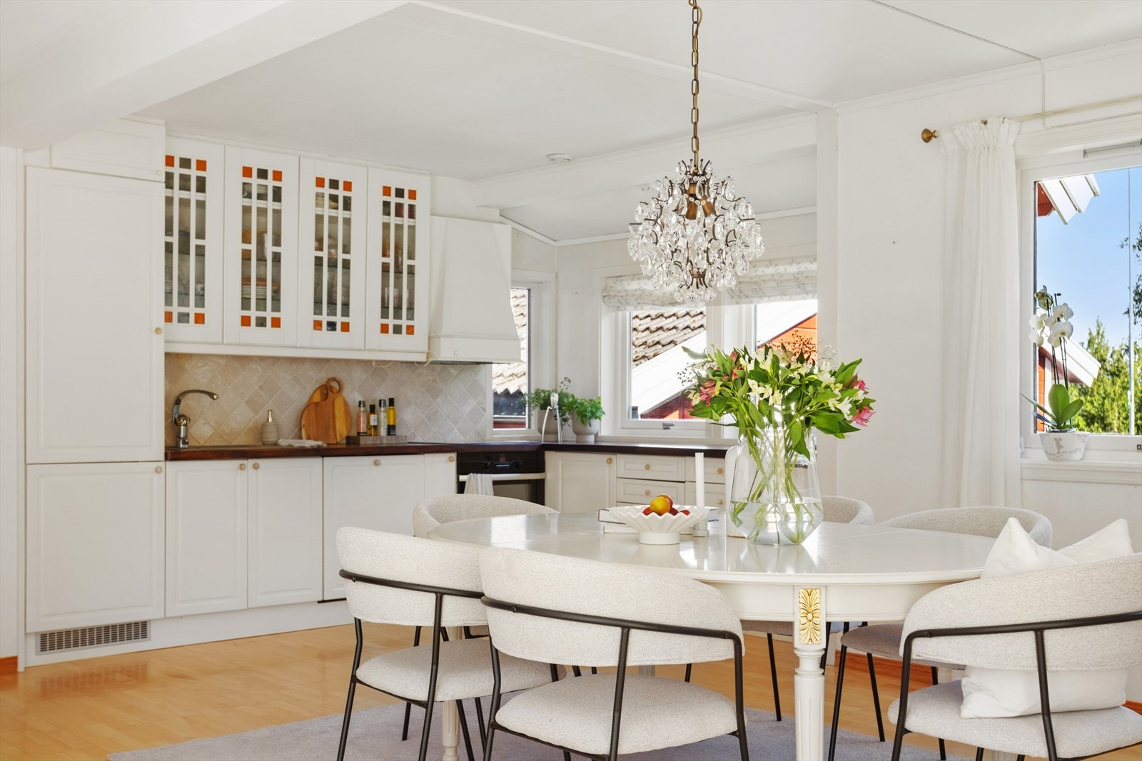 Også her er det store vindusflater som gir et meget behagelig lys. Galleribilde