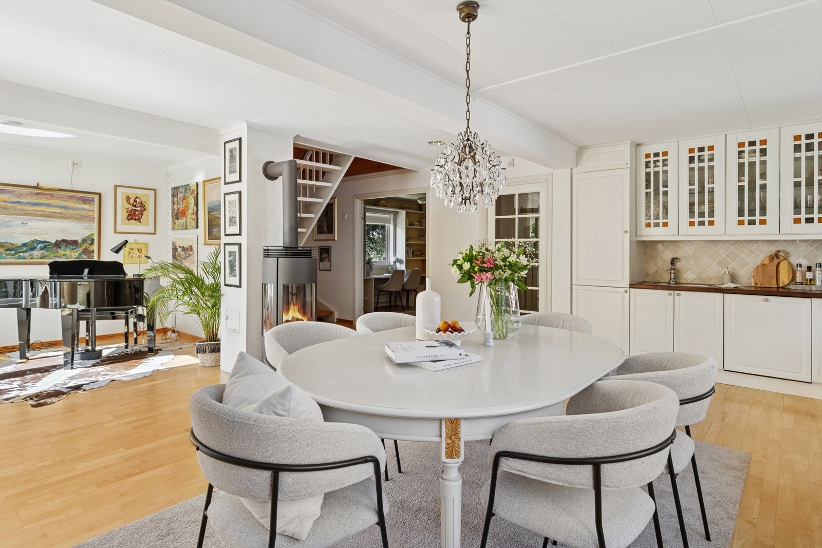 Kjøkkenet ligger praktisk plassert i hjørnet. Galleribilde