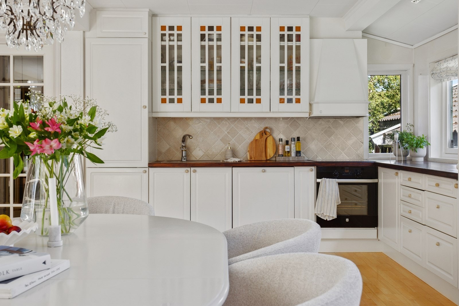 Kjøkkenet byr på god oppbevaringsplass i skuffer og skap. Galleribilde