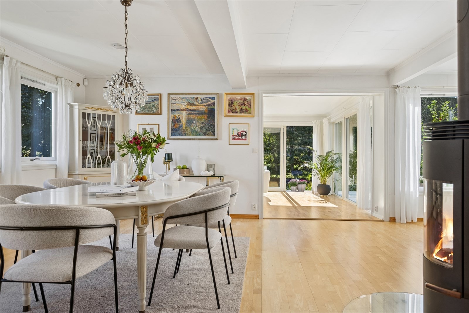 Spisestuen ligger praktisk plassert ved kjøkkenet. Galleribilde