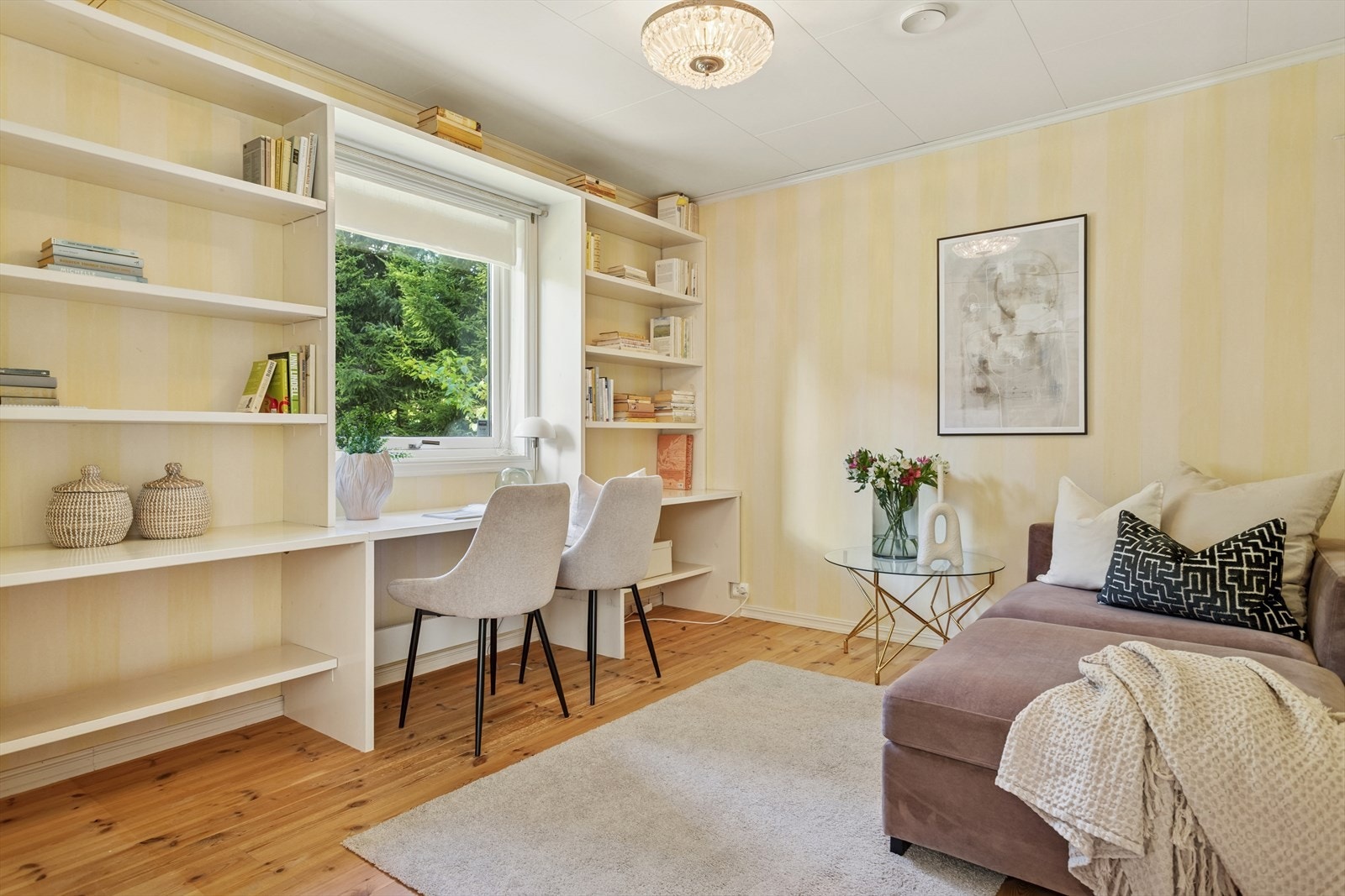 Dette soverommet ligger i 1. etasje og er på 11kvm. Rommet blir i dag benyttet som kontor. Galleribilde