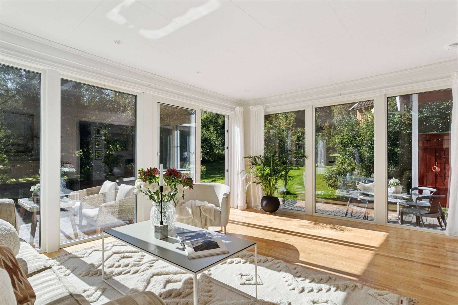 Stuens store vindusflater gir et flott gjennomlys i stuen. Galleribilde