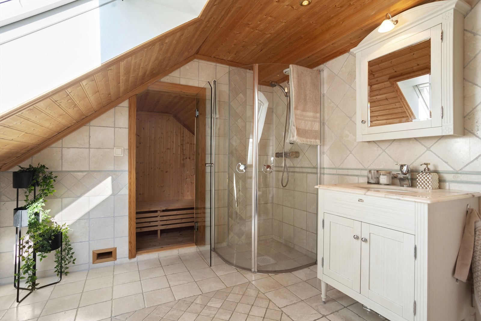 Fra badet har man inngang til badstue som gir en god opplevelse etter en tur i Bymarka. Her har du dusj, servant med underskap og vegghengt WC. Galleribilde